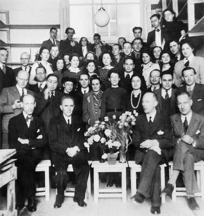 Leraren en leerlingen van de Middelbare Joodsche Kunstnijverheidsschool 'W.A. van Leer' Bron: collectie Joods Historisch Museum/F001259