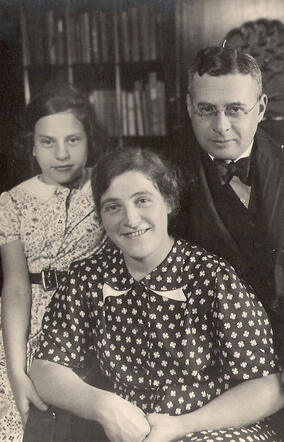 Ruth Albersheim with her parents Kurt and Martha Albersheim-Abt