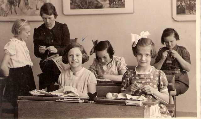 School picture of Ruth Albersheim (see the arrow in the picture)