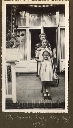 Elly Dorette Weijl with her cousin Sara Margot (Zus) and Elly Verbeek, 1936.