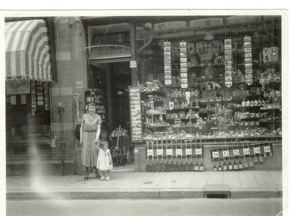 Julia Truida Alter with her mother Roosje Alter-Norden in front of the family shop, in 1933
