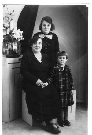 Julia Truida Alter with her mother Roosje Alter-Norden and grandmother