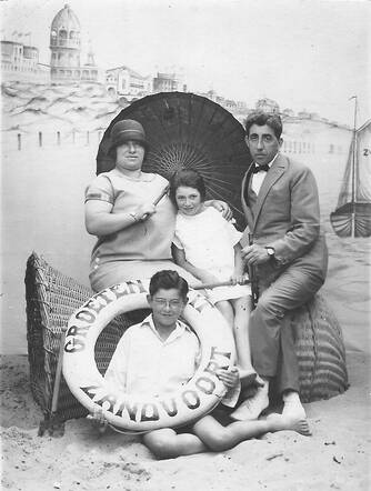 Betje Ydis-Brandon, Joseph Brandon (rechts boven), Judith Brandon (midden), Aron Brandon (vooraan).
