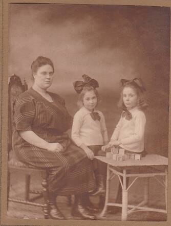 Anna Arbeid Achtsteribbe en dochters Frederika &amp; Esther