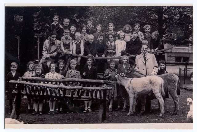 Jacob (Jaap) Asscher (second row from the top, 4th boy from the left, next to the blond boy) at a schooltrip to Artis Zoo in 1940