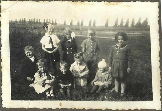Jeannette Josephine (Netty) Bannet (standing, on the right). The girl next to her, sitting with the white barret, is the donor of the photo, mrs. T. Rambonnet-Schotman.