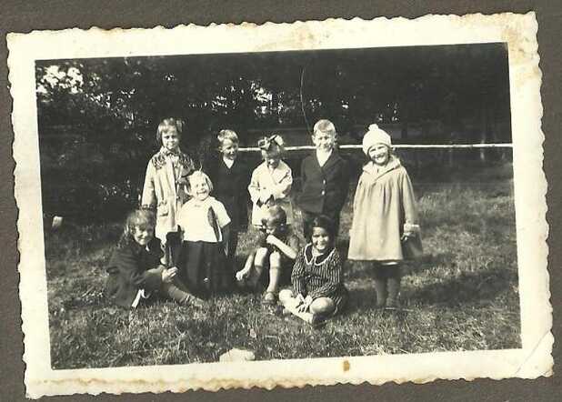 Jeannette Josephine (Netty) Bannet (sitting on the right, with striped dress). The girl on the right is the donor of the photo, mrs. T. Rambonnet-Schotman. The rest is unknown