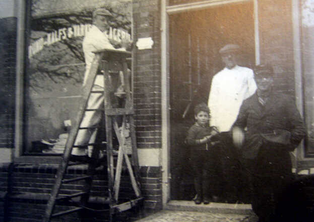 Mozes (Maurits) Bargeboer with his father David Bargeboer in front of his butcher shop