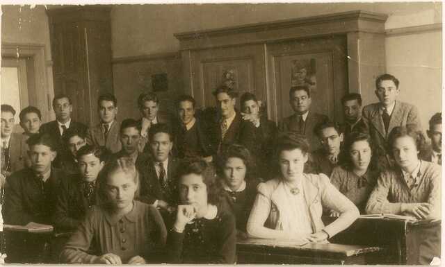 School photo from the Jewish School (HBS) at the Mauritskade in Amsterdam, 1941