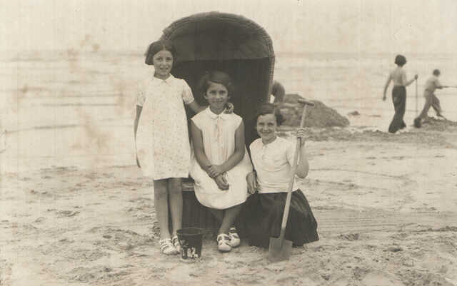 Anna Bartels on the right with two girlfriends