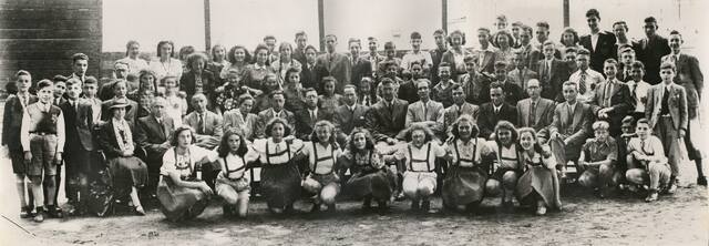 School photo of the Jewish Lyceum in Den Bosch, july 1942
