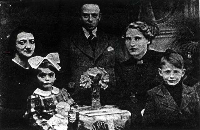 Theodor Maximilian (Tommie) Beer (right). The others on the photo are unknown