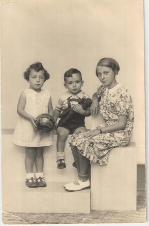 Alida (links), Izak and Wilhelmina Behr