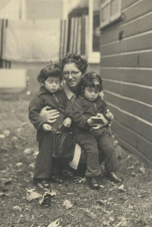 Perl and Mindel Berglas with their mother Malke Berglas-Rädler