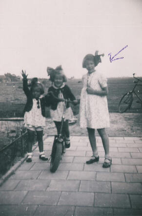 Frouktje Berkelo (right)