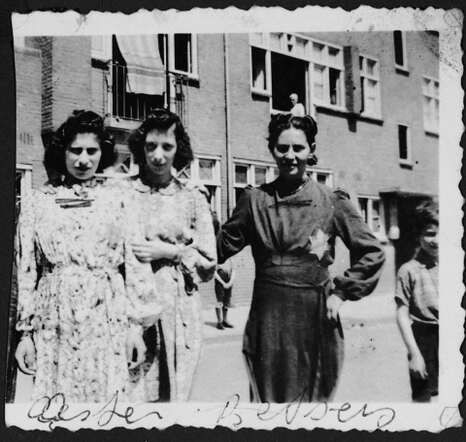 Betsy Visser-Swaab (rechts) met haar dochter Esther Franschman-Swaab (links) en een onbekende vrouw