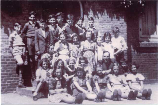 Willem (Willy) van Biene (achterste rij, 4e van links) op een klassenfoto van de Joodse school aan de Bezemstraat in Den Haag