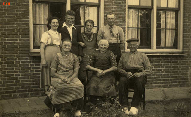 Schraga Engel en Klara Rothenberg op bezoek bij de familie ter Haar in Hasselo ca. 1940