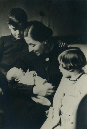 Claire Ruth Binasch (baby) in the arms of her mother Lilli Binasch-Elden. Her brother Herman Ernst and sister Rosa Eva are watching