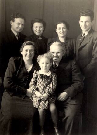 De familie Blein op 4 oktober 1941 ter gelegenheid van het 35-jarig huwelijk van David en Regina Blein-Hoogstraal