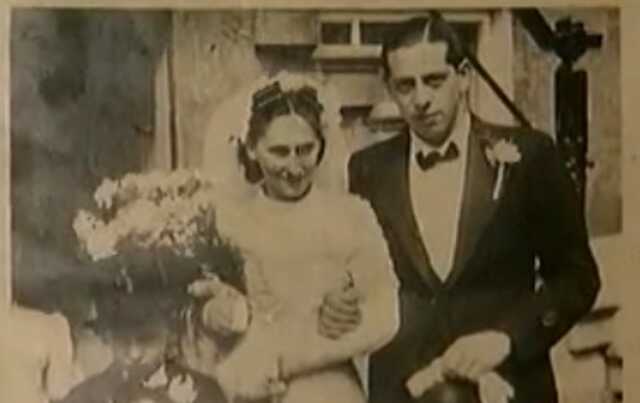 Bloeme Abram-Goldberg met haar echtgenoot. Linksonder haar broertje Salomon
