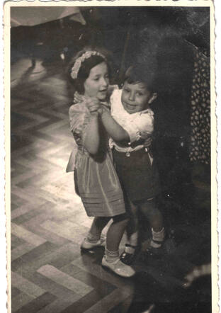 Joël Mozes (Joli) Bloemendaal, dancing with his cousin Elisabeth (Beppie) Polak