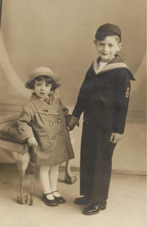 Benjamin Bloemendal met zijn zusje Betje de Vries in 1934