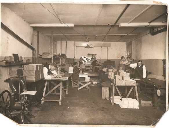 Paul Weinmann en zijn zwager in boekbinderij Weinmann, 1935