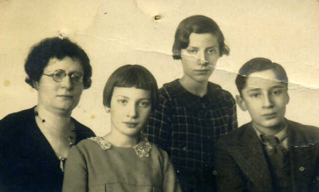 Betje Sophie Boektje (2e van links) met haar moeder Esther Boektje-Cohen, haar broer Jozef Marcus Boektje en zus Saartje Betje Boektje (en)