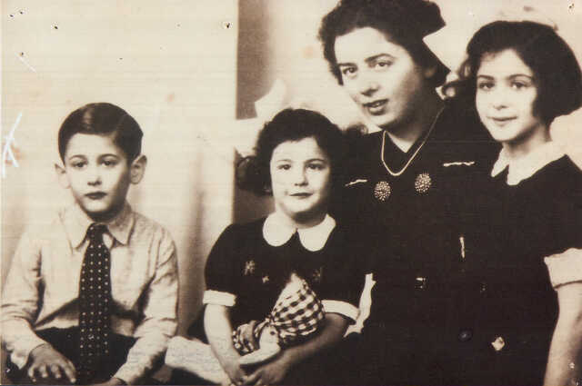 From left to right: Arnold Bosman, Jehoedith (Joeki) Bosman, moeder Eva Bosman-de Jong and Mirjam Anna Bosman