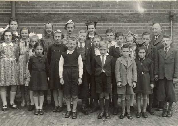 Henriette Dientje ten Brink (on the far left with the white bow in her hair), with children from the neighbourhood in Denekamp