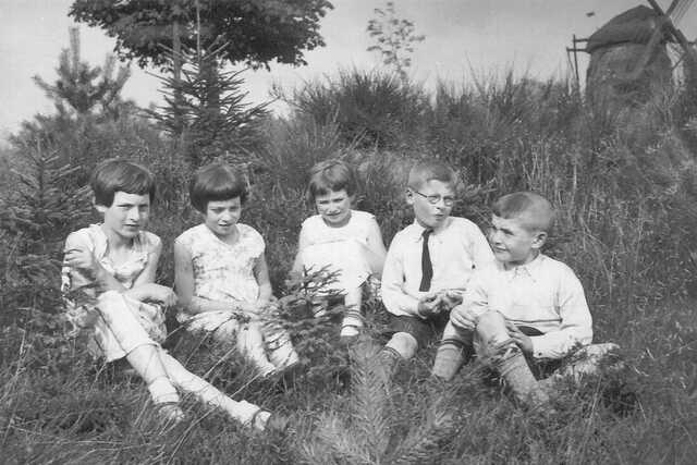 Van links naar rechts: Aaltje Minna ten Brink, Minna Aaltje ten Brink, Hendeliena (Hennie) ten Brink, Samuël ten Brink en Samuel Victor (Sammie) ten Brink