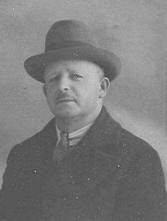 Bron: Stadsarchief Amsterdam Marktvergunning   Bernard Polak 22-8-1879  31-8-1942  kaart dd 22-8-1879