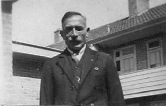 Bron: Stadsarchief Amsterdam Marktvergunning   Emanuel de Wolf 25-8-1878  28-9-1942