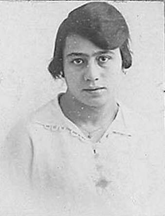 Bron: Stadsarchief Amsterdam Marktvergunning  Esther Broekman-Halverstad 29-12-1895  4-3-1932 kaart dd 1-12-1922 kaart nr 745-6271