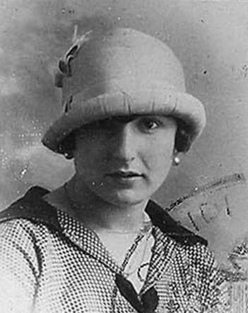 Bron: Stadsarchief Amsterdam Marktvergunning   Esther Matteman-Polak  3-10-1907  5-11-1942