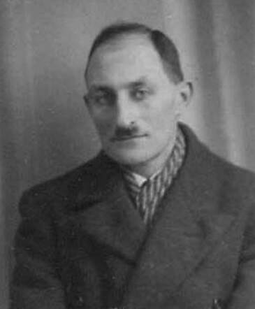 Bron: Stadsarchief Amsterdam Marktvergunning   Julius Simon 13-8-1893  4-6-1943 kaart dd 9-4-1934  kaart nr 745-13962