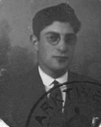 Bron: Stadsarchief Amsterdam Marktvergunning   Lion Knoop 15-8-1906 5-3-1943  kaart dd 17-9-1928  kaart 745-1906