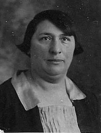 Bron: Stadsarchief Amsterdam Marktvergunning   Louise Scharlewie-Content 18-7-1883 26-1-1943 kaart dd 30-4-1928  kaart nr 745-13555