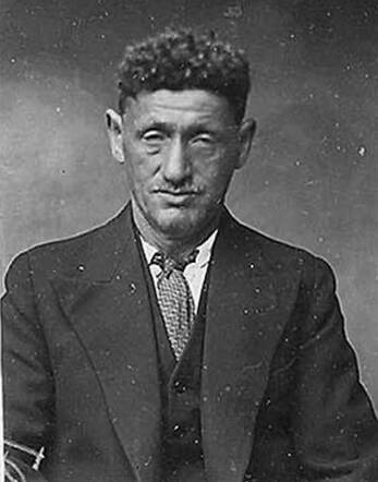 Bron: Stadsarchief Amsterdam Marktvergunning   Mozes van Praag 26-8-1880  2-7-1943 kaart dd 1-1-1935  kaart 745-12770