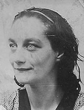 Bron: Stadsarchief Amsterdam Marktvergunning   Rachel de Raaij 17-11-1905 getrouwd met Aron Groen 5-11-1902 kaart dd 4-11-1940  kaart nr 745-8056