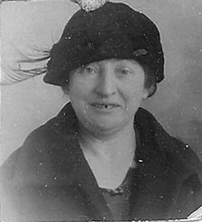 Bron: Stadsarchief Amsterdam Marktvergunning   Sara Swaab 22-8-1872  getrouwd met David Roos 15-3-1893 gescheiden 1922 moeder van Vogeltje Roos 23-6-1893  1943