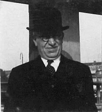 Bron: Stadsarchief Amsterdam Marktvergunning   Simon Mouwes 21-9-1869  13-3-1943  kaart 745-19147v