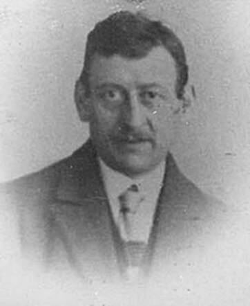 Bron: Stadsarchief Amsterdam Marktvergunning   Wolf van den Berg 21-10-1880  10-9-1942 kaart dd 22-4-1924  kaart nr 745-5379