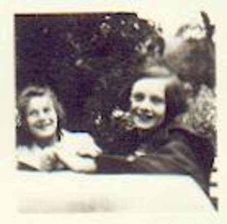 Ilse Brüll with a friend, in the beginning of the thirties.