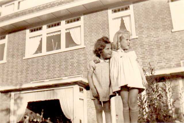 Lilian Maud Camnitzer (left) with a friend