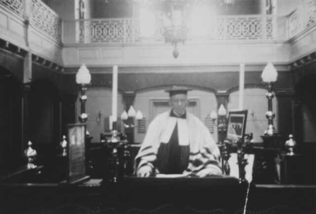 Cantor Levie Koppels leidt een dienst in de synagoge van Deventer, 1 juli 1936