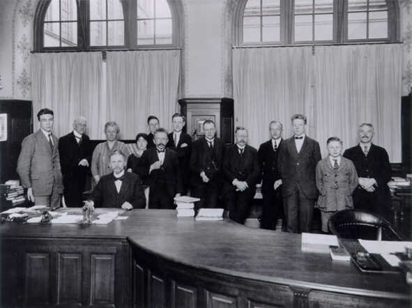 Personeel Universiteitsbibliotheek Leiden, 1924. Staande vierde van links Caroline van Loen