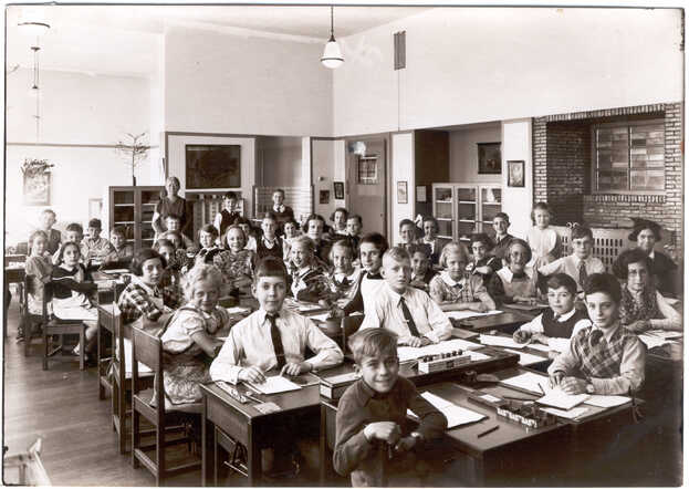 School photo of the 1e Montessorischool in the Corellistraat in Amsterdam, 1937
