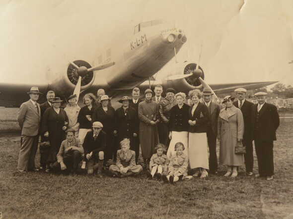 Mozes Machiel and Sophia Cohen-Meijer (3rd and 4th from the right) at Eelde airport